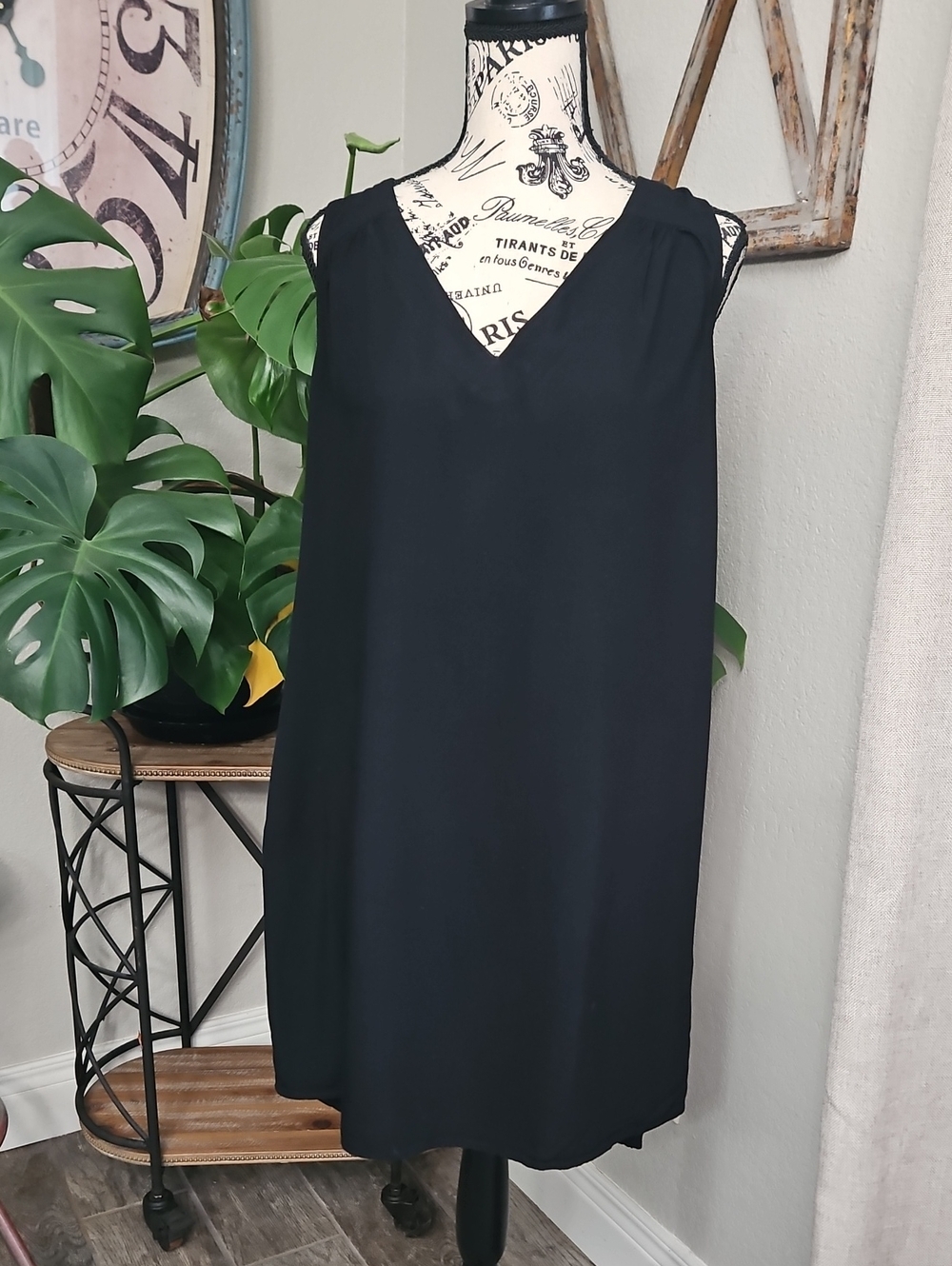 Old Navy Black V-Neck Sleeveless Shift Dress